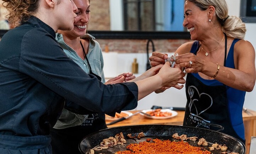 Image 6: Barcelona : 5 - Curso de Cocina de Paella con Cava & Sangria
