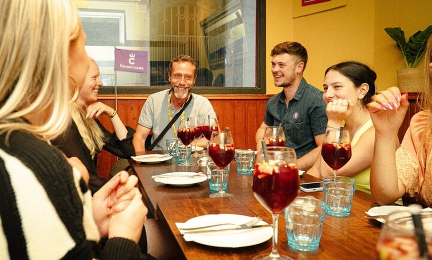 Image 2: Visita guiada a la ciudad vieja de Barcelona con tapas y bebidas