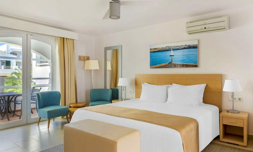 Image 2: ✈ MINORQUE | Arenal d'en Castell - White Sands Beach Club 3* - Appa...