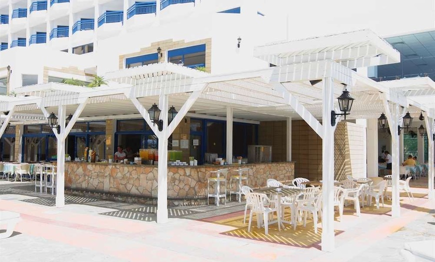 Image 7: ✈ CYPR | Pafos - Ascos Coral Beach Hotel 4* - Odkryty basen