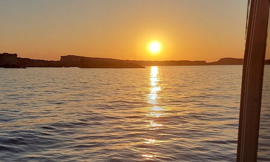 Image 3: Navega hacia el atardecer en un Llaüt balear