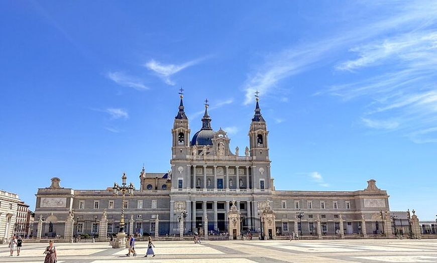 Image 40: Tour al Palacio Real de Madrid : Acceso prioritario con Guía Especi...