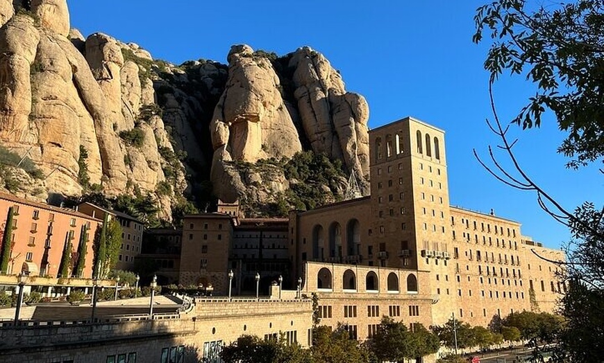 Image 15: Viaje temprano a Montserrat con senderismo, abadía, grupo muy pequeño