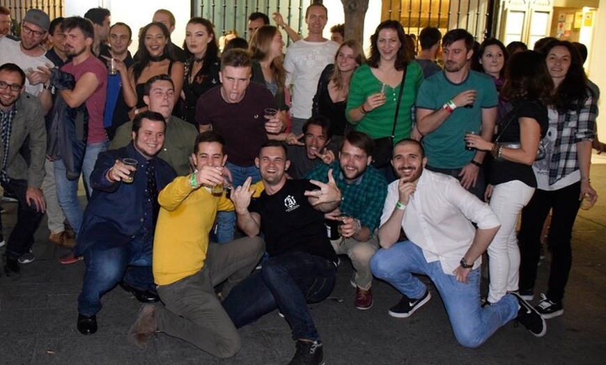 Image 40: Pubcrawl de Halloween en Madrid – Barra libre, chupitos y entrada V...