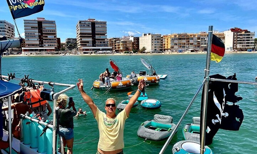 Image 6: Tour en barco por la fiesta del domingo pirata