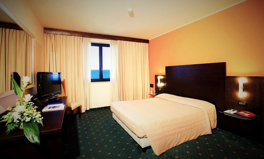 Image 2: ✈ SICILIË | Palermo - San Paolo Palace 4*, 4 nachten - Buitenzwembad