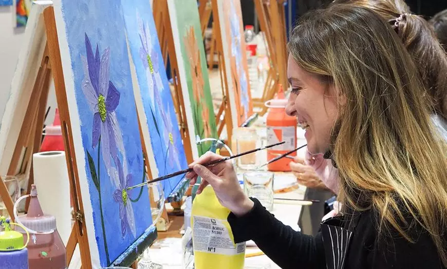 Image 7: Clase de pintura con vino en Barcelona