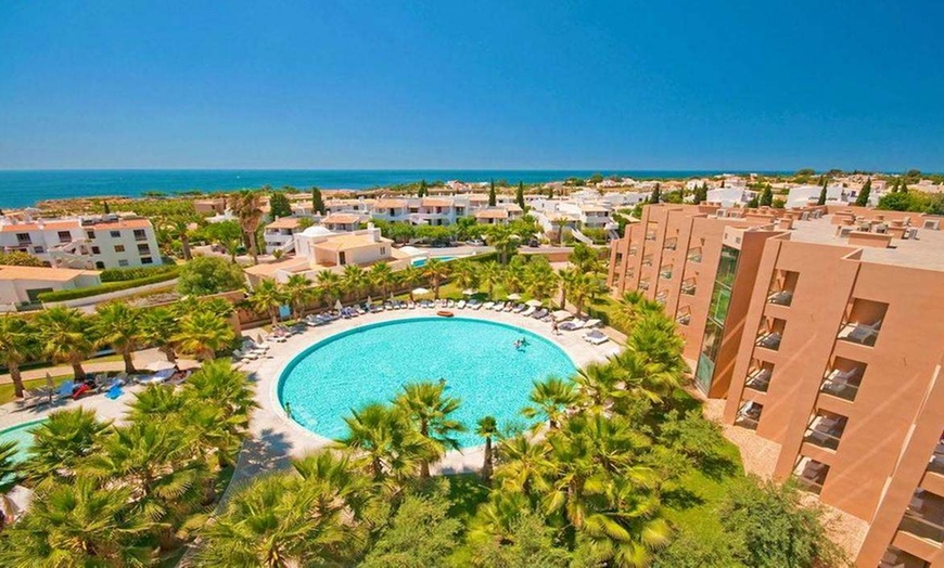 Image 1: ✈ ALGARVE | Albufeira - São Rafael Suites 5* - Piscine extérieure
