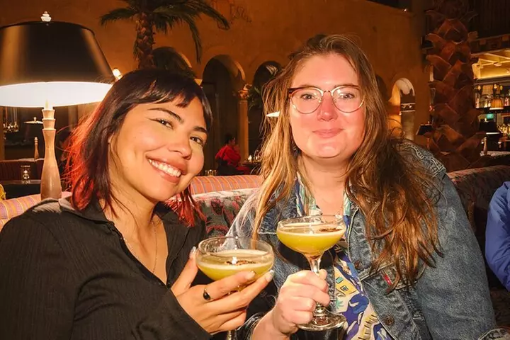 Hollywood Cocktails and True Crime Tour: 3 Drinks Included
