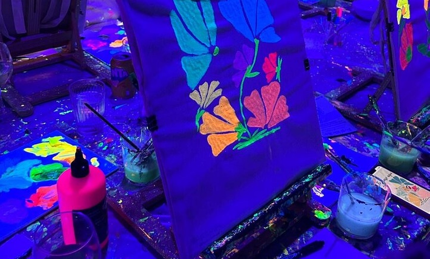 Image 4: Arte y Vino Pinta una Bolsa de Tela Neón y Bebe Vino