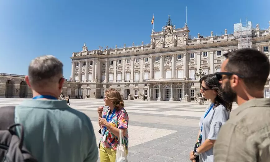 Image 1: Visita guiada al Palacio Real de Madrid para grupos pequeños con ca...