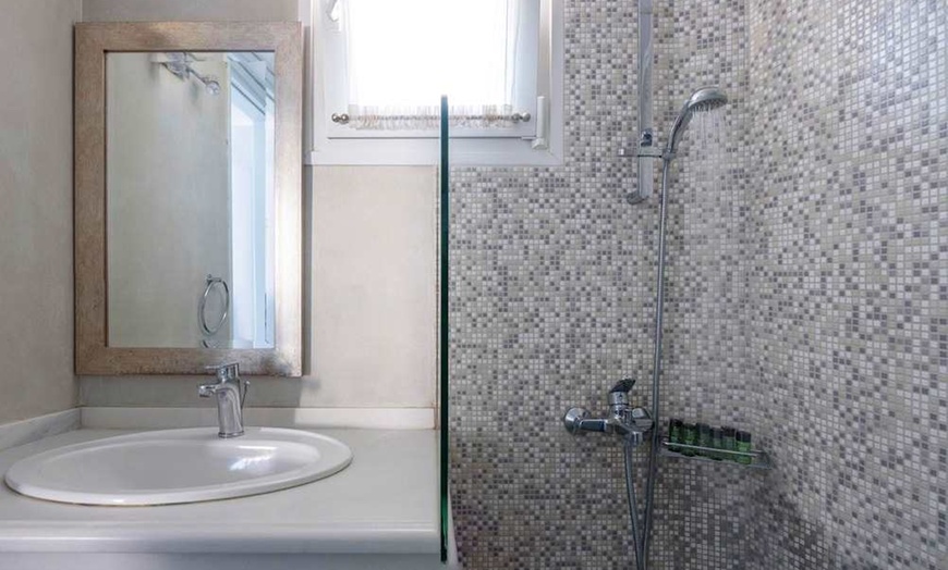 Image 10: ✈ SANTORINI | Kamari - Alesahne Beach Hotel 3* - In riva al mare