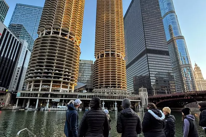 Chicago Riverwalk Architecture Walking Tour and Discover Skyline