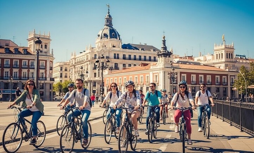 Image 2: Tour insólito por Madrid en bicicleta o E-Bike y joyas ocultas