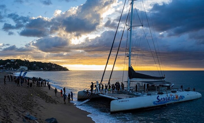 Image 5: Puesta de Sol desde LLoret de Mar con Dj y bebidas