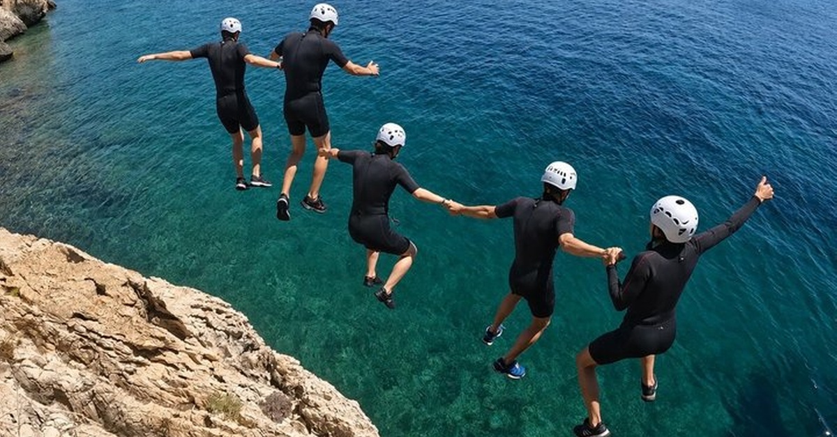 Actividad de coastering con saltos y snorkel en la Costa Brava, Girona