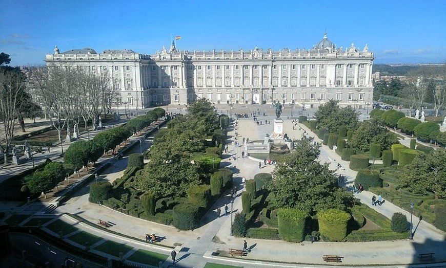 Image 13: Visita guiada en el Palacio Real de Madrid.