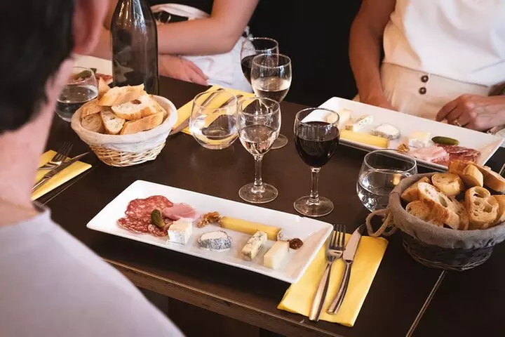 Visite privée de dégustation de plats à Paris avec un expert de la gastronomie française - Primary Image