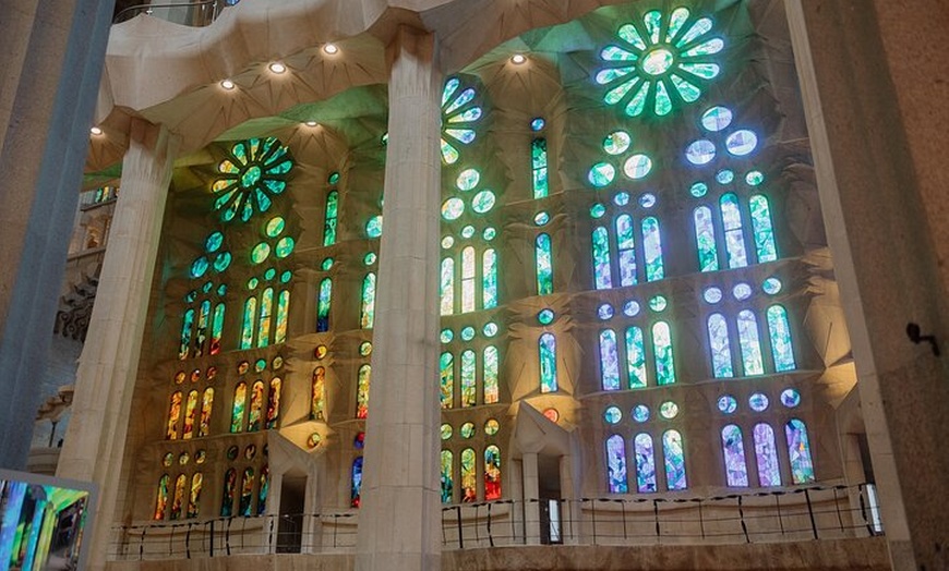 Image 4: Barcelona En un día Sagrada, Park Güell, casco antiguo y teleférico