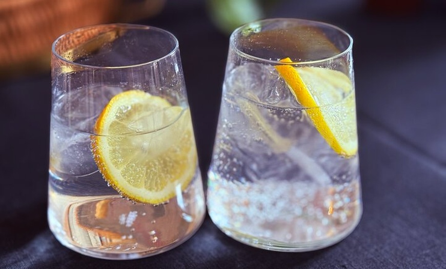 Image 21: Vinos y maravillas: Una cata española en una galería de arte privada