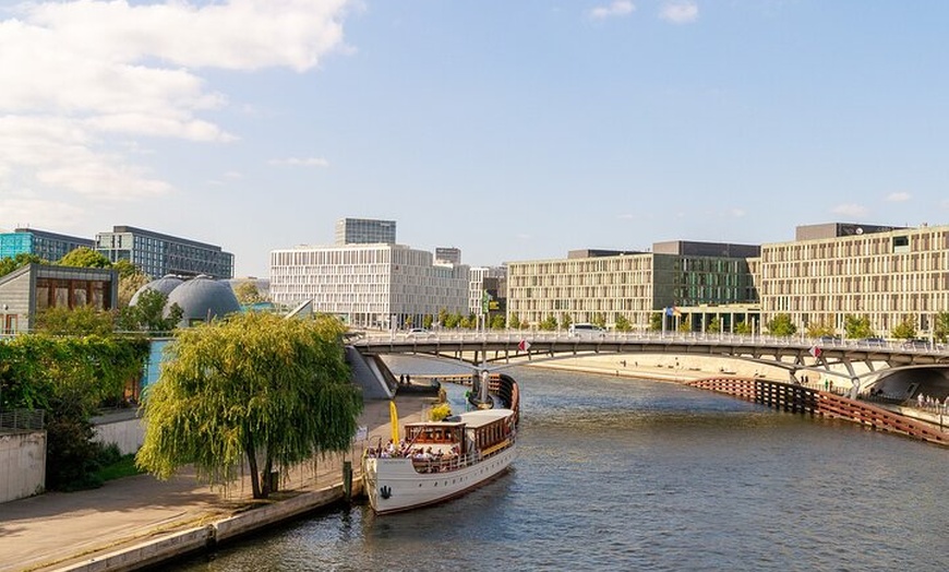 Image 12: Sightseeing Bootstour auf historischem Schiff in Berlin