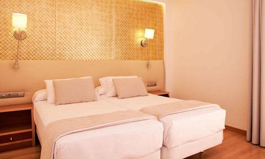 Image 3: ✈ IBIZA | Santa Eulalia del Rio - Invisa Hotel La Cala 4*, 3 nachte...