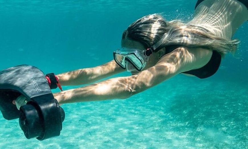 Image 5: Navegación en Velero de Lujo con Aperitivo y Juguetes Acuáticos