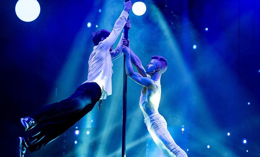 Image 17: Wintergarten Varieté "FLYING LIGHTS" inkl. Flying Steps