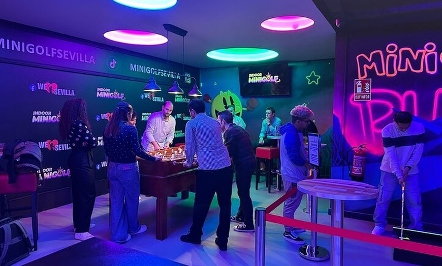 Image 5: Aventura de minigolf interior de 18 agujeros UV Glow en el corazón ...