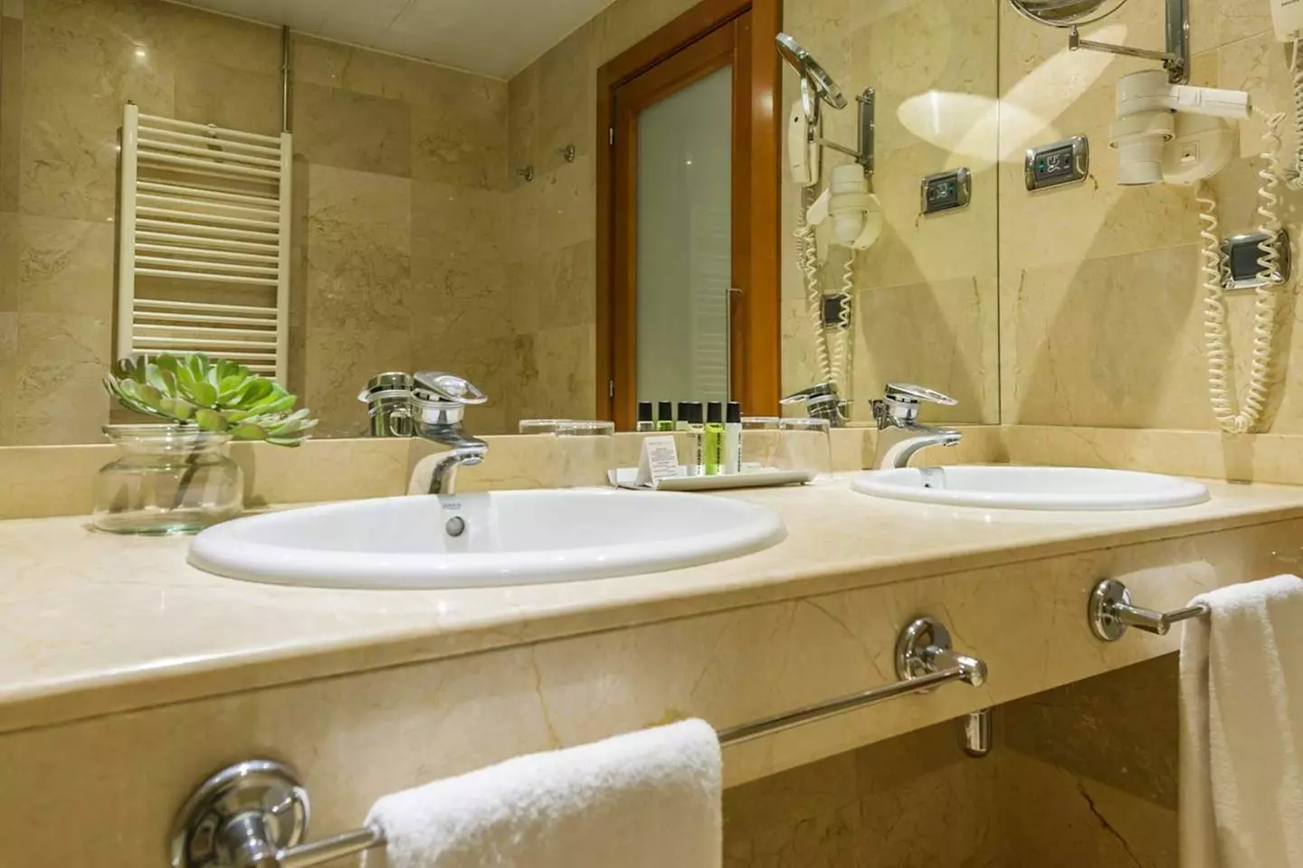 ✈ SPANIEN | Barcelona - Mariano Cubi Aparthotel Barcelona 4*, 2 Näc...