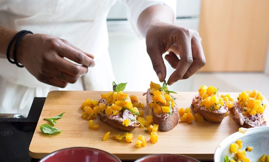 Image 10: Clase de Cocina de Tapas Cerca de Las Ramblas + Vino (4 - Curso de ...