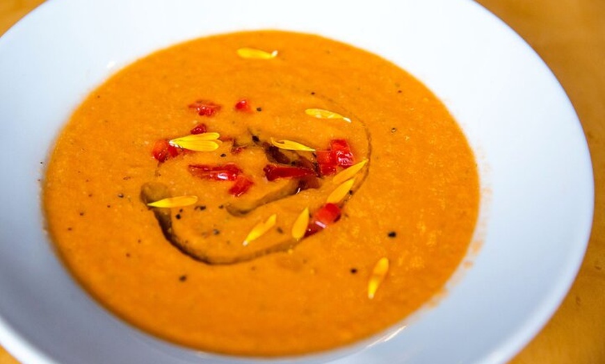 Image 5: Elaborar Tapas Tradicionales Españolas + Vino Local (3 - Comida de ...