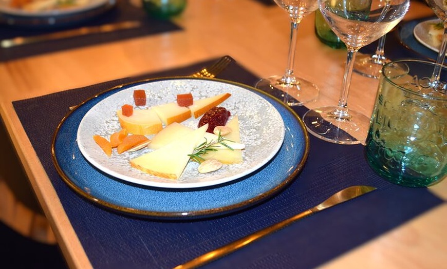 Image 3: Visita Guiada por Restaurantes Centenarios con Cena de Tapas