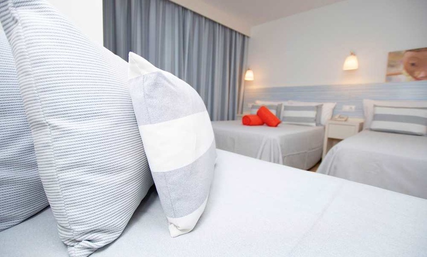 Image 21: ✈ COSTA BARCELONA | Pineda de Mar - Hotel Pineda Splash 4* - Baseny