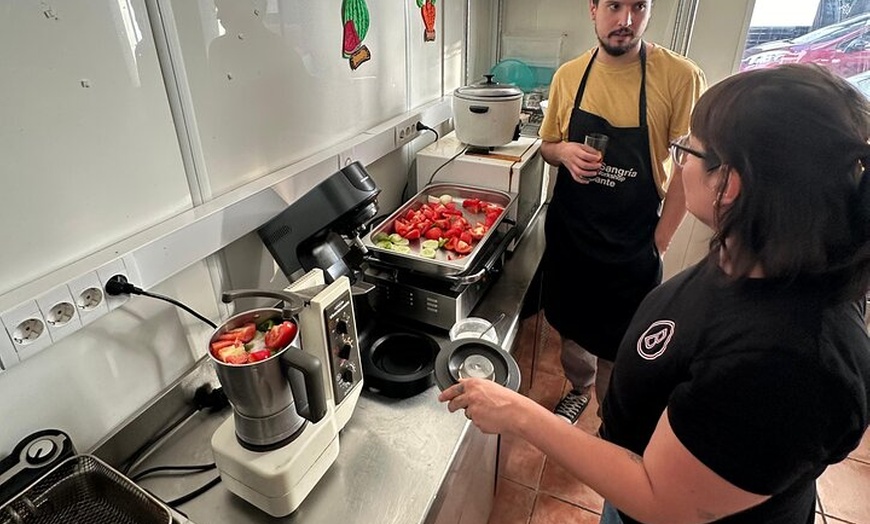Image 6: Clase de Cocina de Tapas Española con Música de Guitarra en Vivo