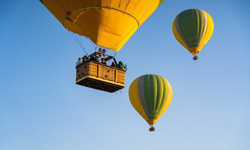 Image 12: Cataluña Globo aerostático con recogida opcional desde Barcelona