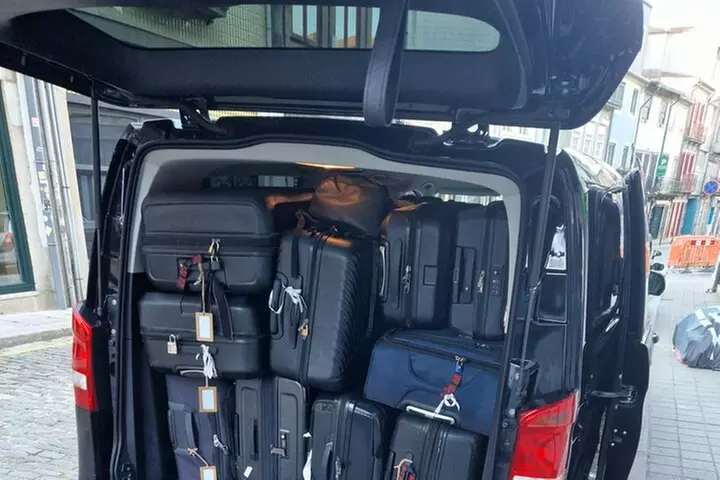 Traslado privado desde Santiago de Compostela a Oporto con tour - Second Medium