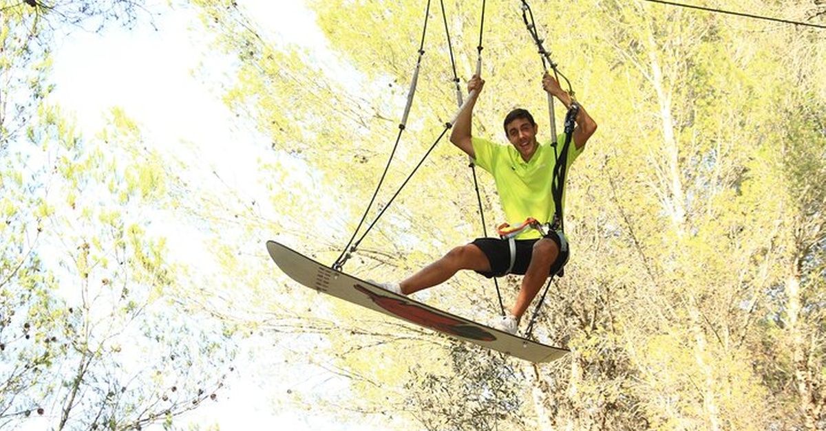Actividad de aventura entre árboles en Jungle Parc Mallorca, Palma de Mallorca