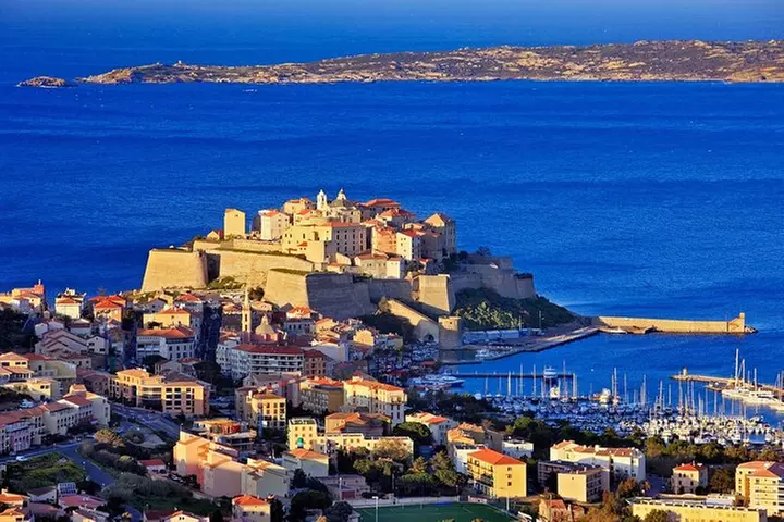 Demi-journée entre la ville médiévale et la marina au départ du por...