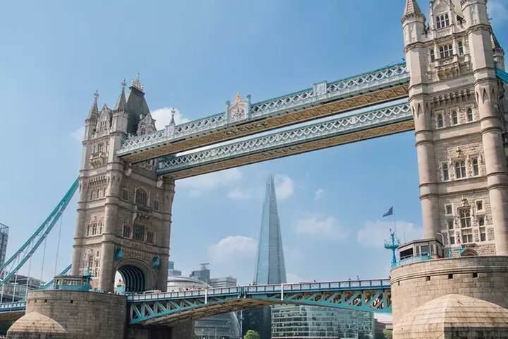 VIP Tower of London and Crown Jewels Tour with Private Beefeater Me...