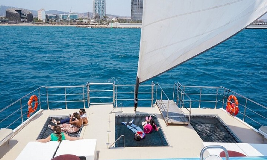 Image 11: Crucero en catamarán al atardecer con música en directo en Barcelona