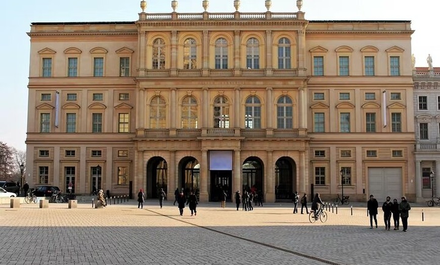 Image 12: Potsdamer Rundgang mit Schlosseingang