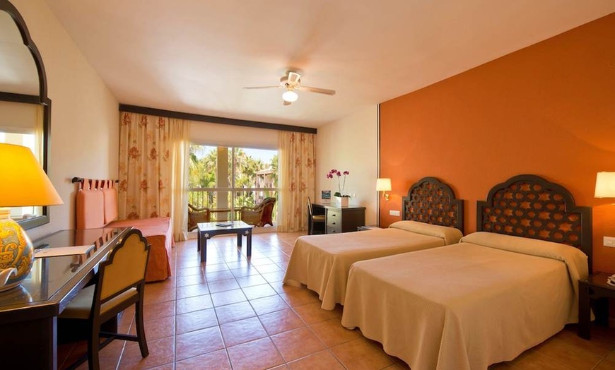 Image 5: ✈ COSTA DEL SOL | Marbella - BlueBay Banús 4*, 3 Nächte - Außenpool