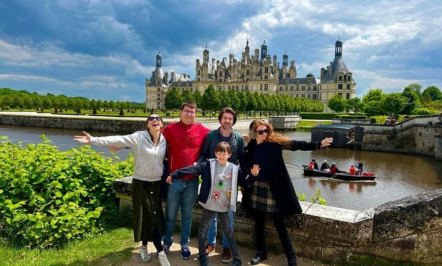 Image 1: Visite privée au départ de Paris: 3 Châteaux de Loire & dégustation...