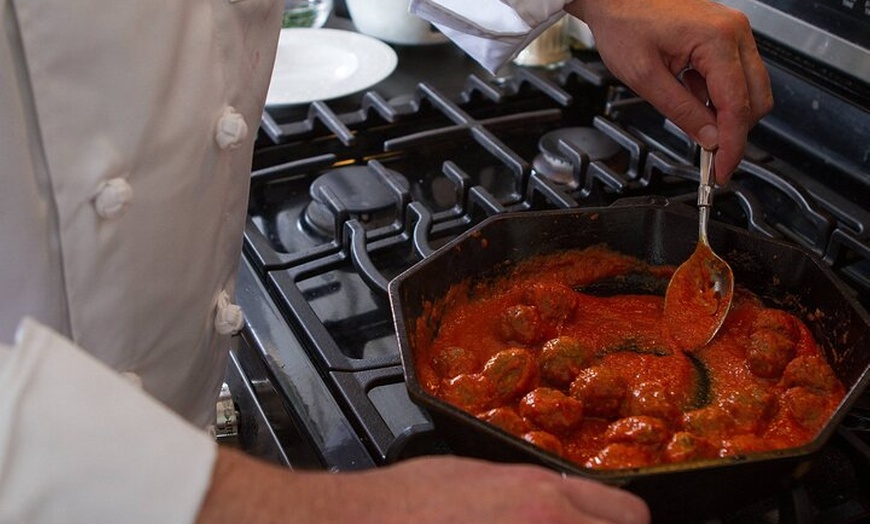 Image 7: Clase de Cocina de Tapas Cerca de Las Ramblas + Vino (4 - Curso de ...
