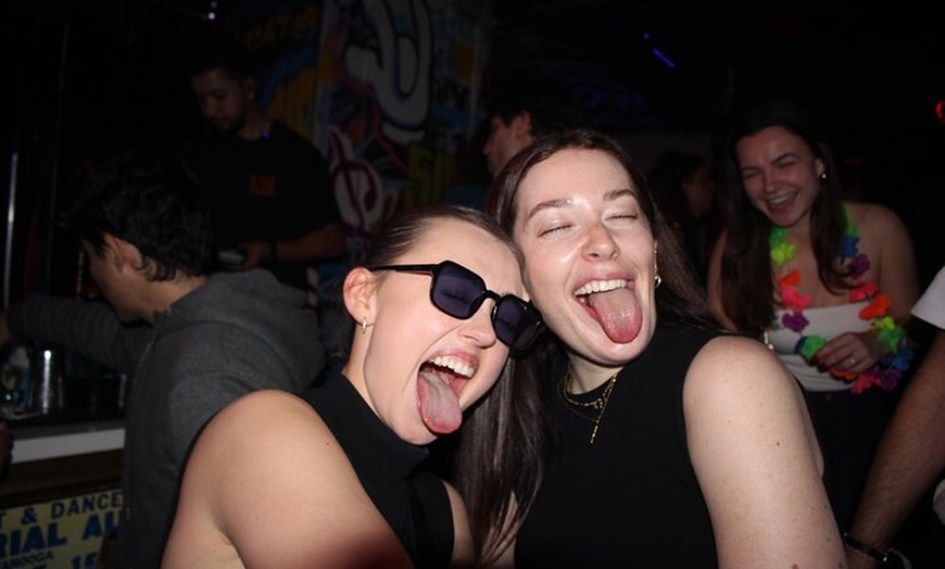 Image 19: Pubcrawl de Halloween en Madrid – Barra libre, chupitos y entrada V...