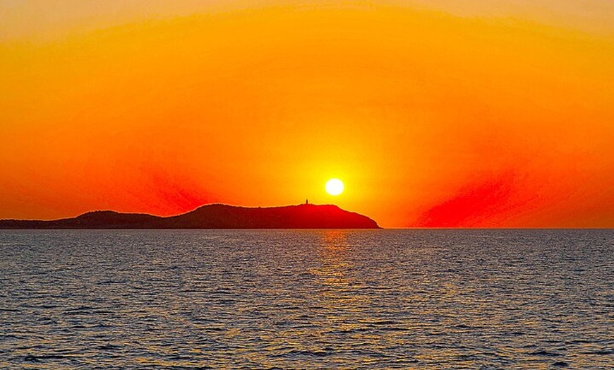 Image 19: Crucero VIP al atardecer con bebidas, paella, remos y snorkel