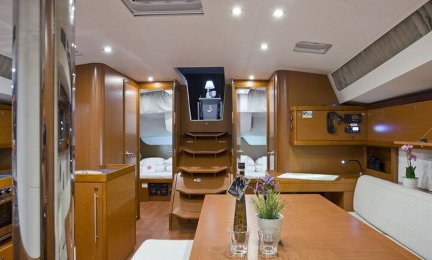 Image 14: Navegación en Velero de Lujo con Aperitivo y Juguetes Acuáticos