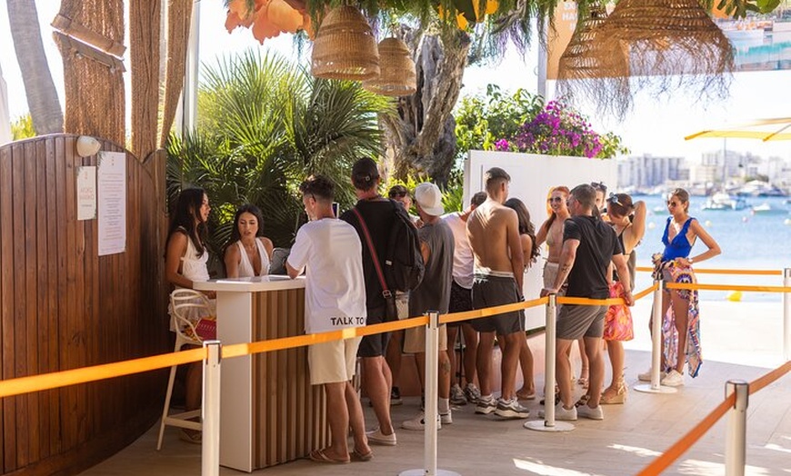 Image 18: Excursión a la piscina y discoteca de Ibiza, incluyendo O Beach y E...