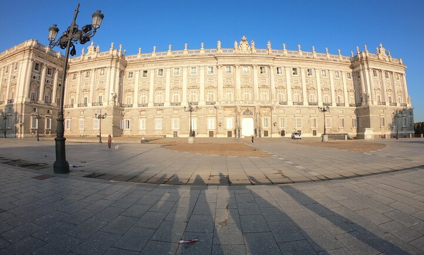 Image 11: Tour al Palacio Real de Madrid : Acceso prioritario con Guía Especi...